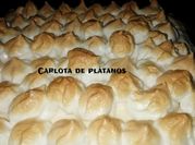 Una foto de postre de plátano merengue