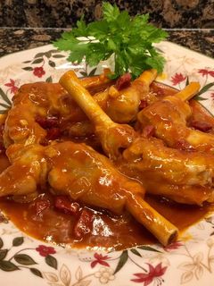 Una foto de Manitas de cordero en salsa picante