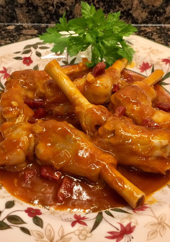 Una foto de Manitas de cordero en salsa picante