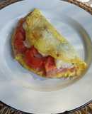 Omelette de jamón, queso y tomate