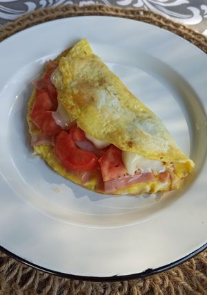 Una foto de Omelette de jamón, queso y tomate