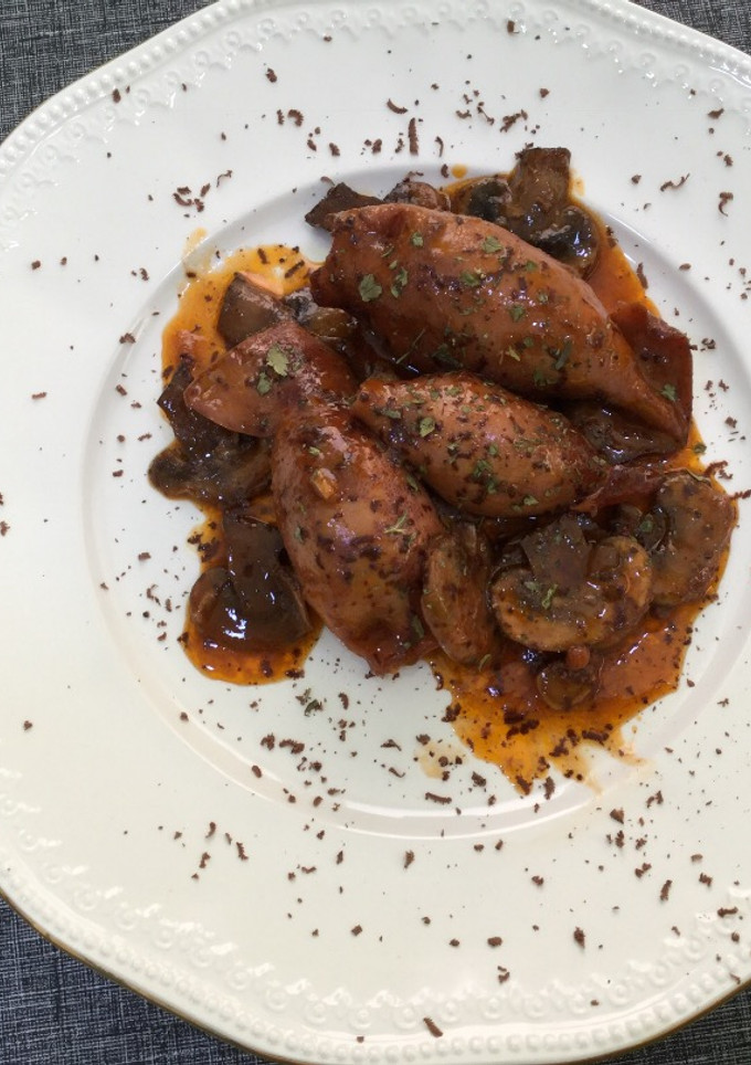Una foto de Calamares 🦑 rellenos, al vermut y  chocolate 🍫 negro