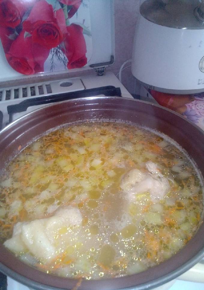 Суп з домашнім курячим м'ясом