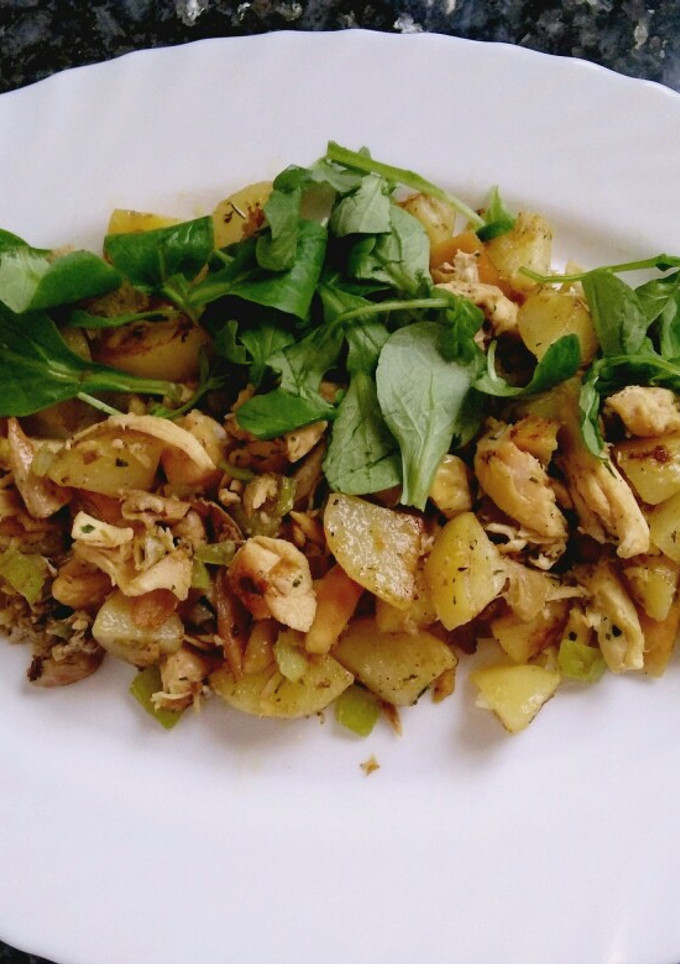 Una foto de Dados de patata y migas de pollo con rúcula y canónigos