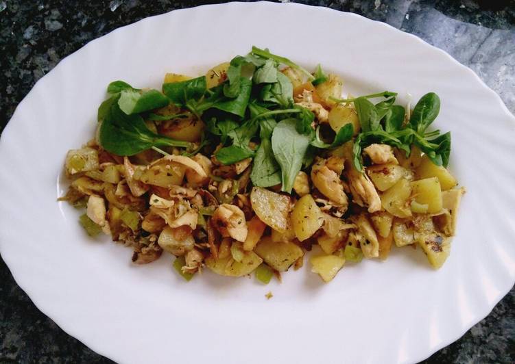 Dados de patata y migas de pollo con rúcula y canónigos