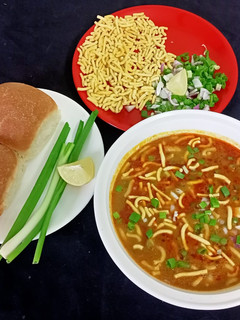 મગનું સેવ ઉસળ(Sev Usal recipe in gujarati) રેસીપી મુખ્ય ફોટો