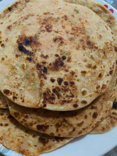 કાચા કેળા ના પરોઠા (Kacha Kela Paratha Recipe In Gujarati) રેસીપી મુખ્ય ફોટો