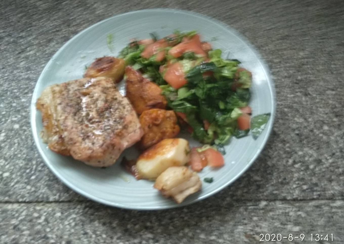 Pulpa de cerdo al horno con papas y boniatos y una rica ensalada