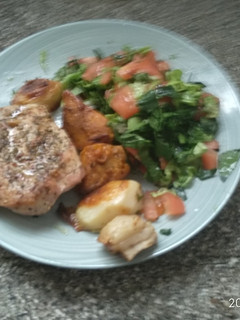 Una foto de Pulpa de cerdo al horno con papas y boniatos y una rica ensalada
