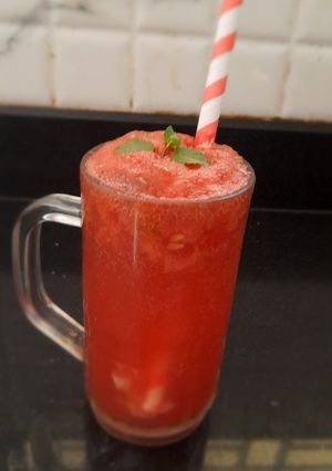 વોટરમેલોન મિન્ટ મોજીતો(watermelon Mint Mojto In Gujrati) રેસીપી મુખ્ય ફોટો