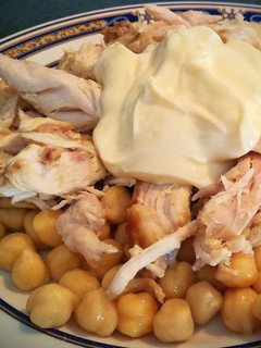 Una foto de Garbanzos con pollo asado