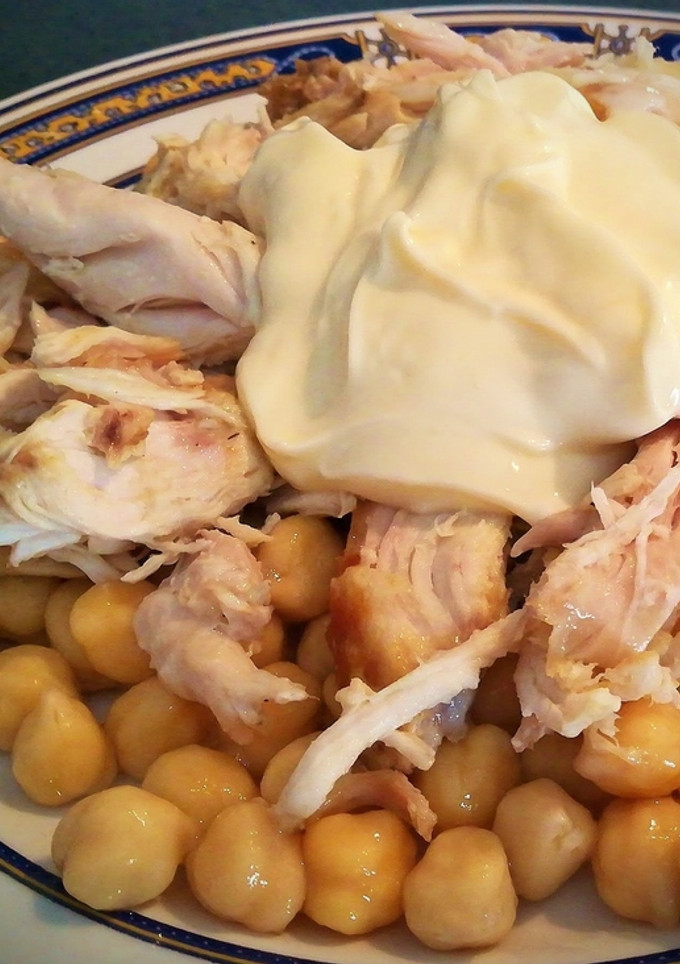 Una foto de Garbanzos con pollo asado