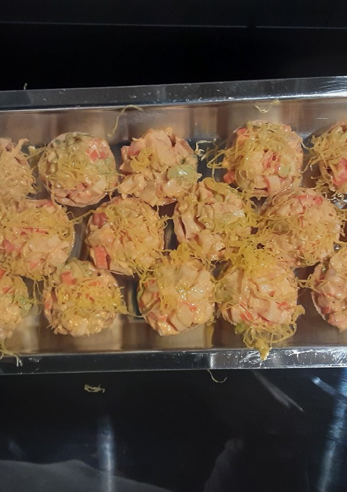 Una foto de Tartaletas de surimi y huevo hilado en salsa cóctel