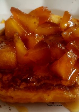 Una foto de Torrijas con manzana caramelizada