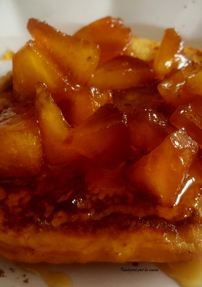 Una foto de Torrijas con manzana caramelizada