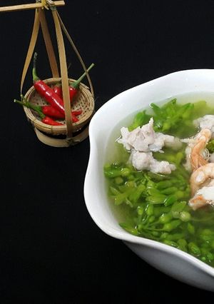 Hình của món Canh hoa thiên lý nấu với chả cá thác lác và tôm.