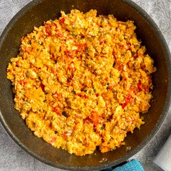 A picture of Tomato onion eggs.