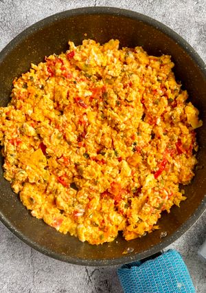A picture of Tomato onion eggs.