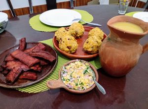Una foto de Tacacho con cecina, Jugo de cocona y Salsa de cocona