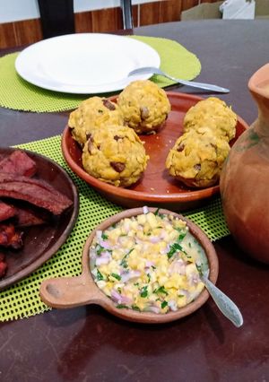 Una foto de Tacacho con cecina, Jugo de cocona y Salsa de cocona