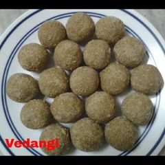 A picture of Methi dryfruit ladoo.
