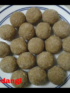 A picture of Methi dryfruit ladoo.