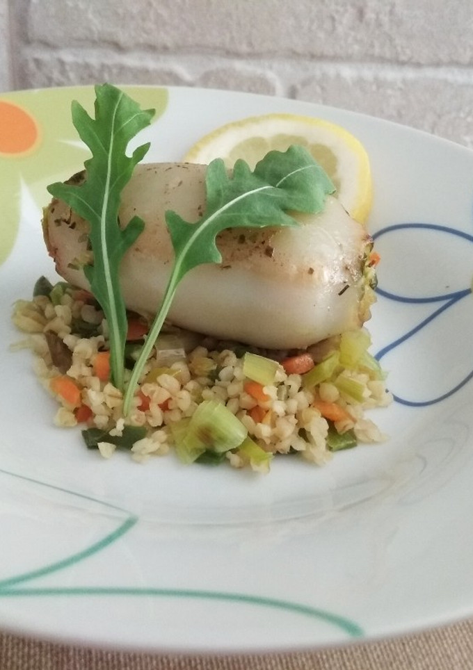 Una foto de Tubo de pota relleno de bulgur