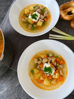 Nyári gyors leves gazdagon recept fotója
