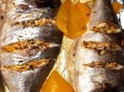 Una foto de dorada al horno con limón