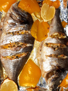 Una foto de Dorada al horno con limón, especias y pimiento amarillo