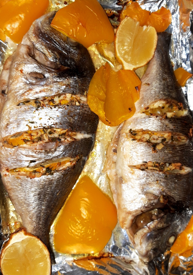 Una foto de Dorada al horno con limón, especias y pimiento amarillo