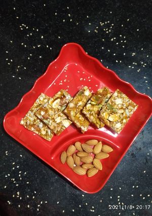ડ્રાય ફ્રુટ ચીક્કી (Dry Fruit Chikki Recipe In Gujarati) રેસીપી મુખ્ય ફોટો