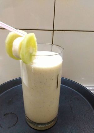 केला कीवी स्मूथी (Banana kiwi smoothie recipe in hindi) रेसिपी मुख्य फोटो