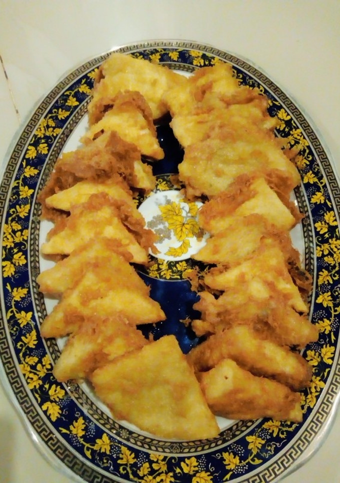 A picture of Triangular fried yam.