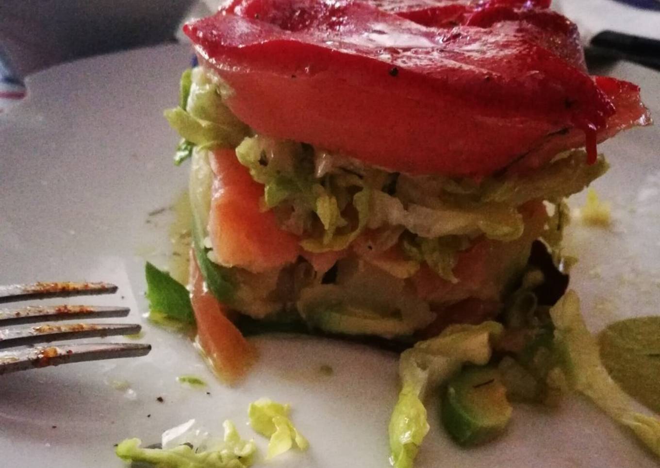 Timbal de salmón ahumado y aguacate