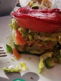 Una foto de Timbal de salmón ahumado y aguacate