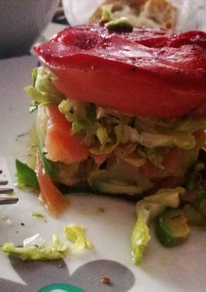 Una foto de Timbal de salmón ahumado y aguacate
