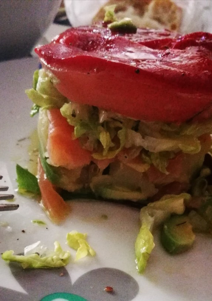 Una foto de Timbal de salmón ahumado y aguacate