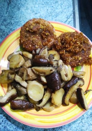 Una foto de Tempeh marinado y empanado con setas