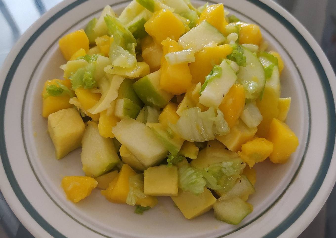 Ensalada de mango, aguacate y lechuga