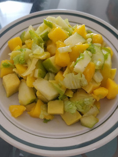 Una foto de Ensalada de mango, aguacate y lechuga