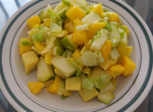 Una foto de Ensalada de mango, aguacate y lechuga