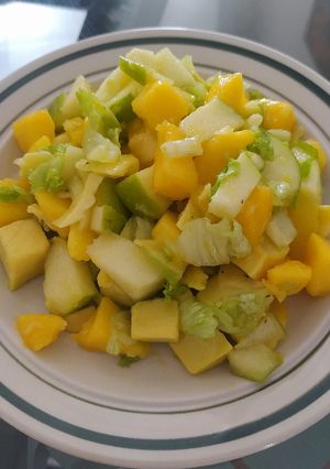 Una foto de Ensalada de mango, aguacate y lechuga