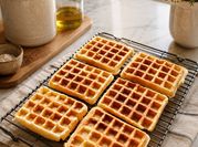 Una foto de waffles desayuno
