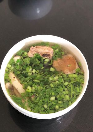 Hình của món Miến đùi gà nấm.