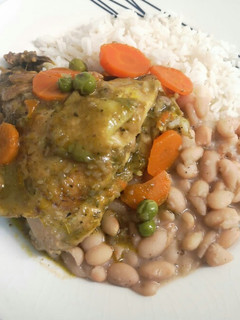 Una foto de Frejoles con seco de pollo