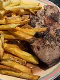 Bondiola de cerdo con reducción de Malbec y fritas