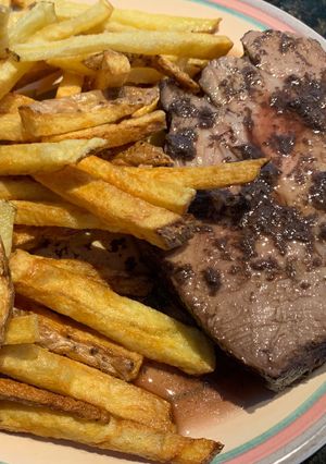 Una foto de Bondiola de cerdo con reducción de Malbec y fritas