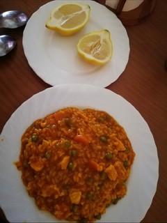 Una foto de Arroz con pollo jugoso