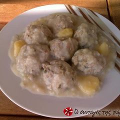 A picture of Giouvarlakia (rice meatballs).